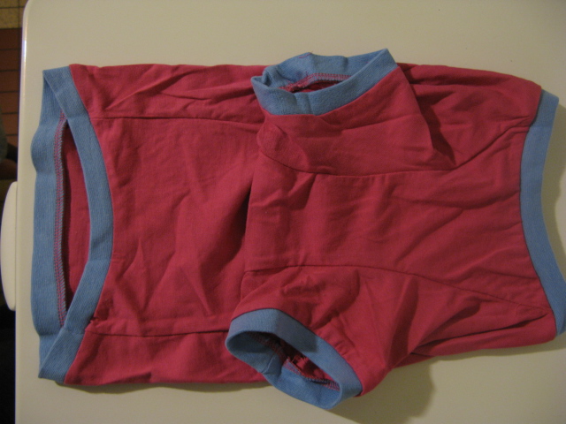 T-shirt fantaisie pour chien rose et bleu. Tailles S.